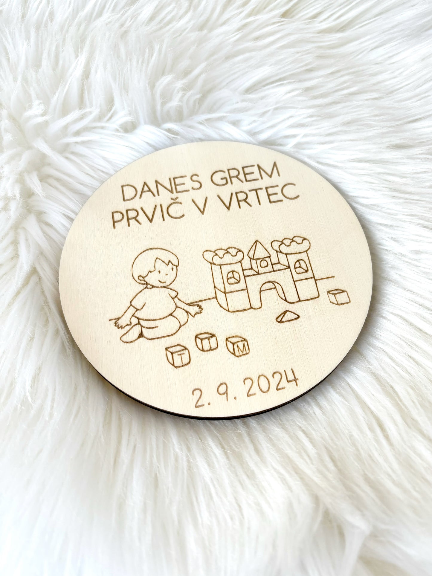 Tablica Prvič v vrtec-deček