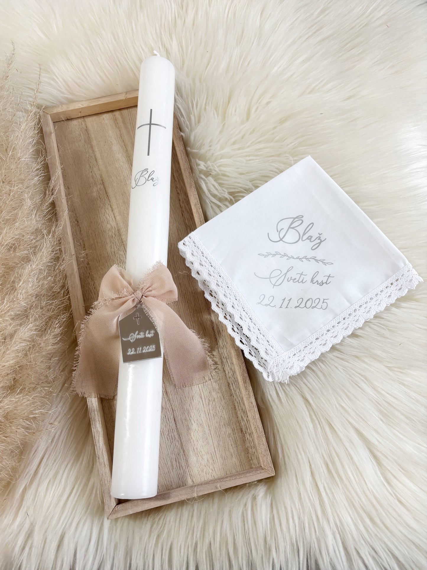 Krstni komplet - okrogla personalizirana sveča s prtičkom