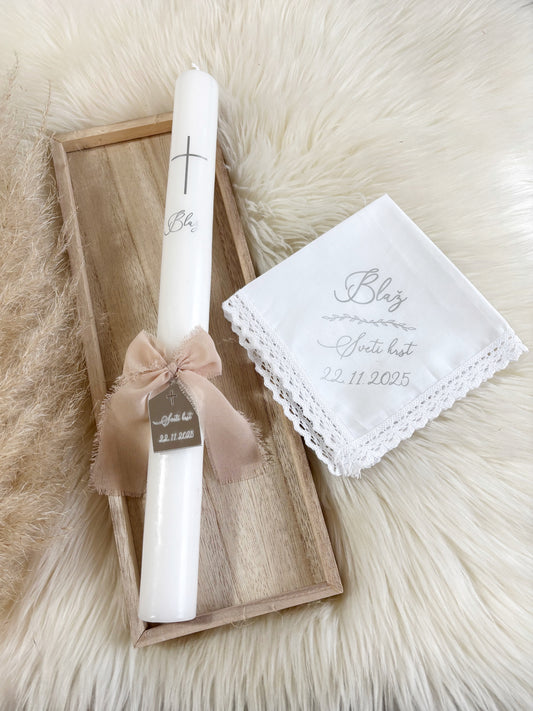 Krstni komplet - okrogla personalizirana sveča s prtičkom