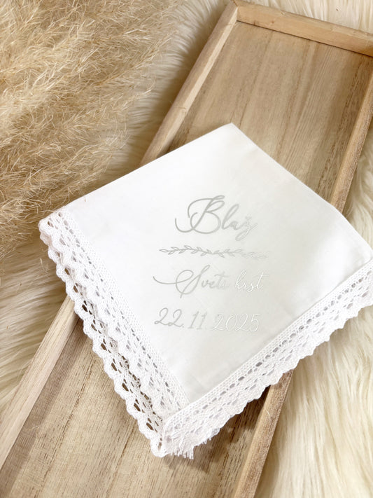 Krstni komplet - okrogla personalizirana sveča s prtičkom