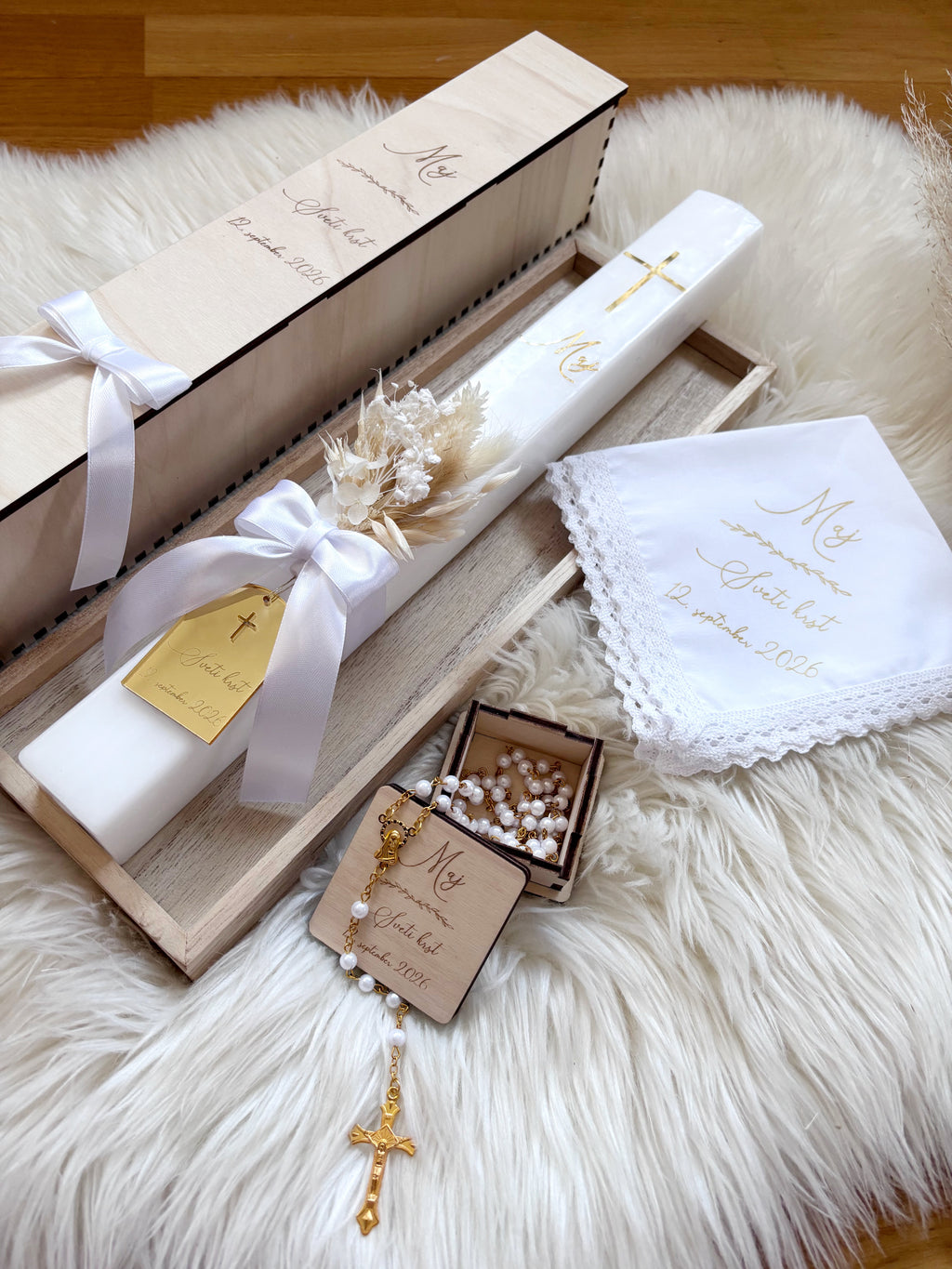 Personaliziran krstni komplet - white satin, s suhim šopkom