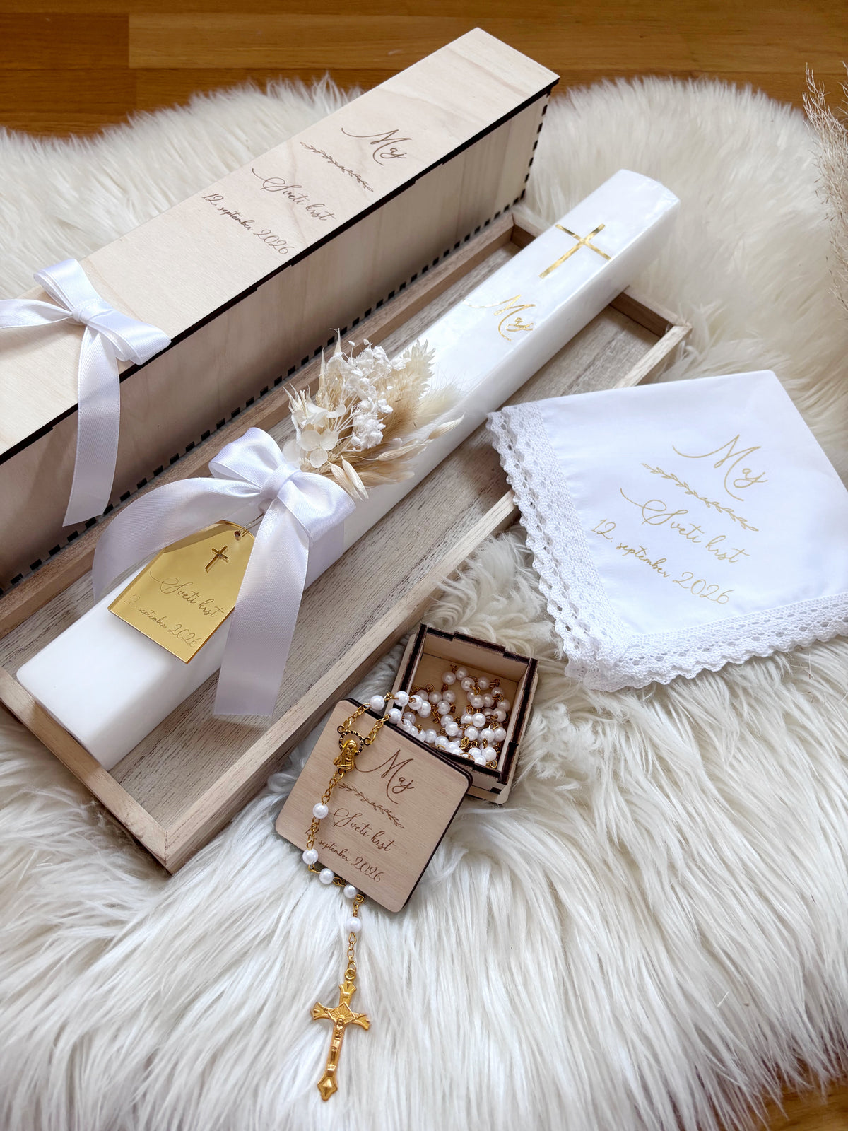 Personaliziran krstni komplet - white satin, s suhim šopkom