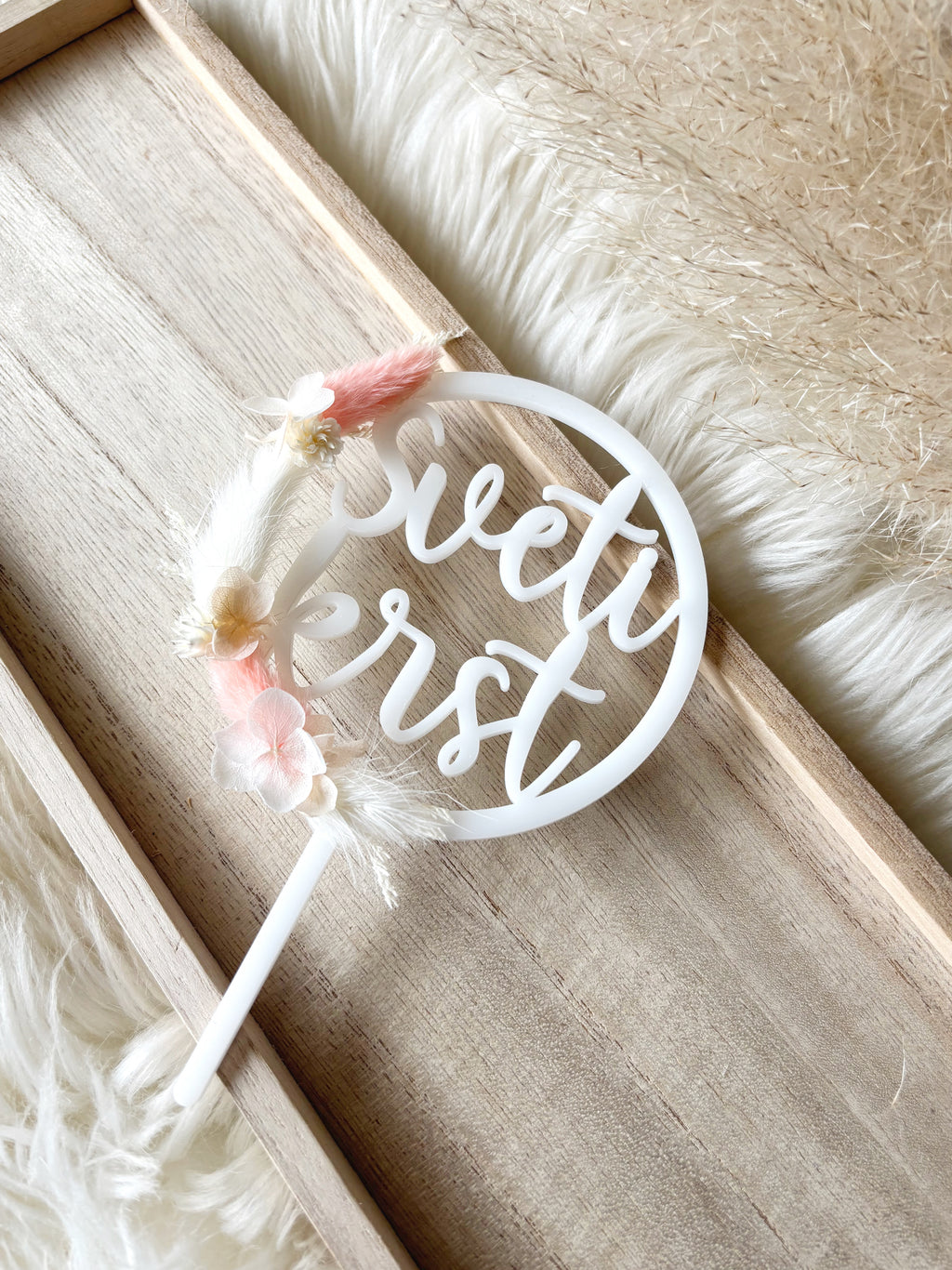 Akrilni cake topper s suhim cvetjem