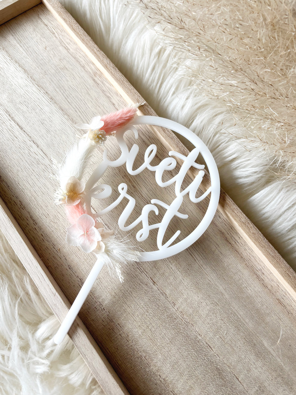 Akrilni cake topper s suhim cvetjem