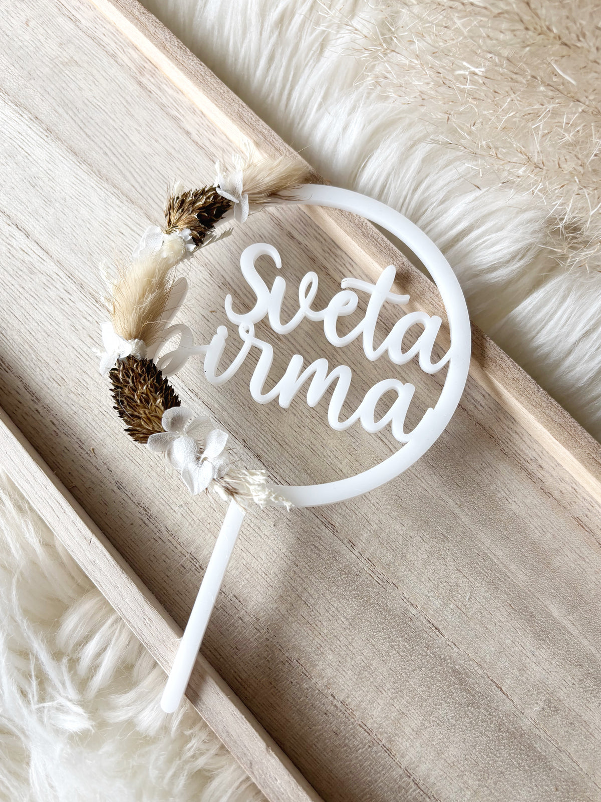 Akrilni cake topper s suhim cvetjem
