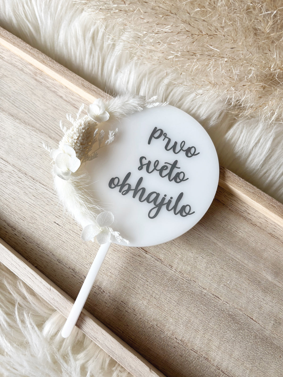 Akrilni cake topper s suhim cvetjem - krog