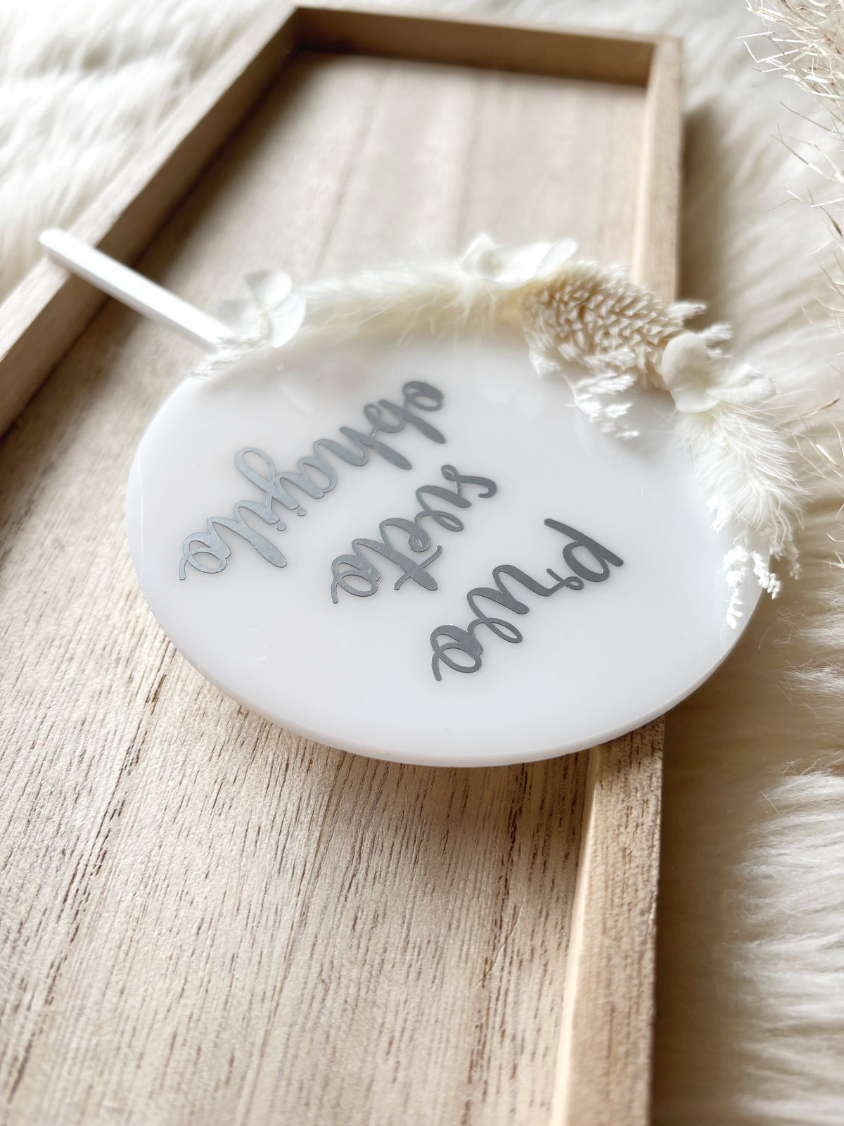 Akrilni cake topper s suhim cvetjem - krog