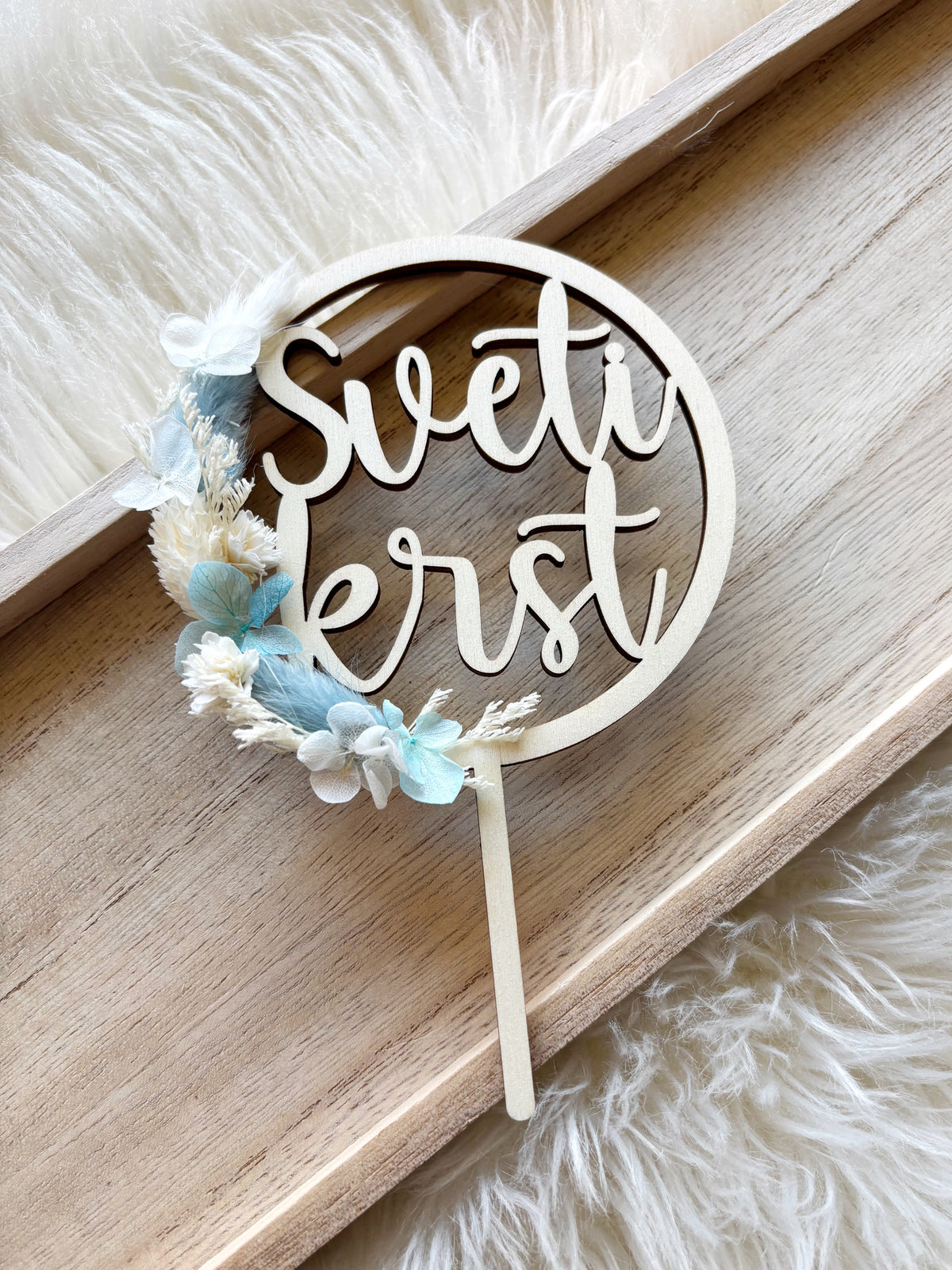 Lesen okrogli cake topper s suhim cvetjem