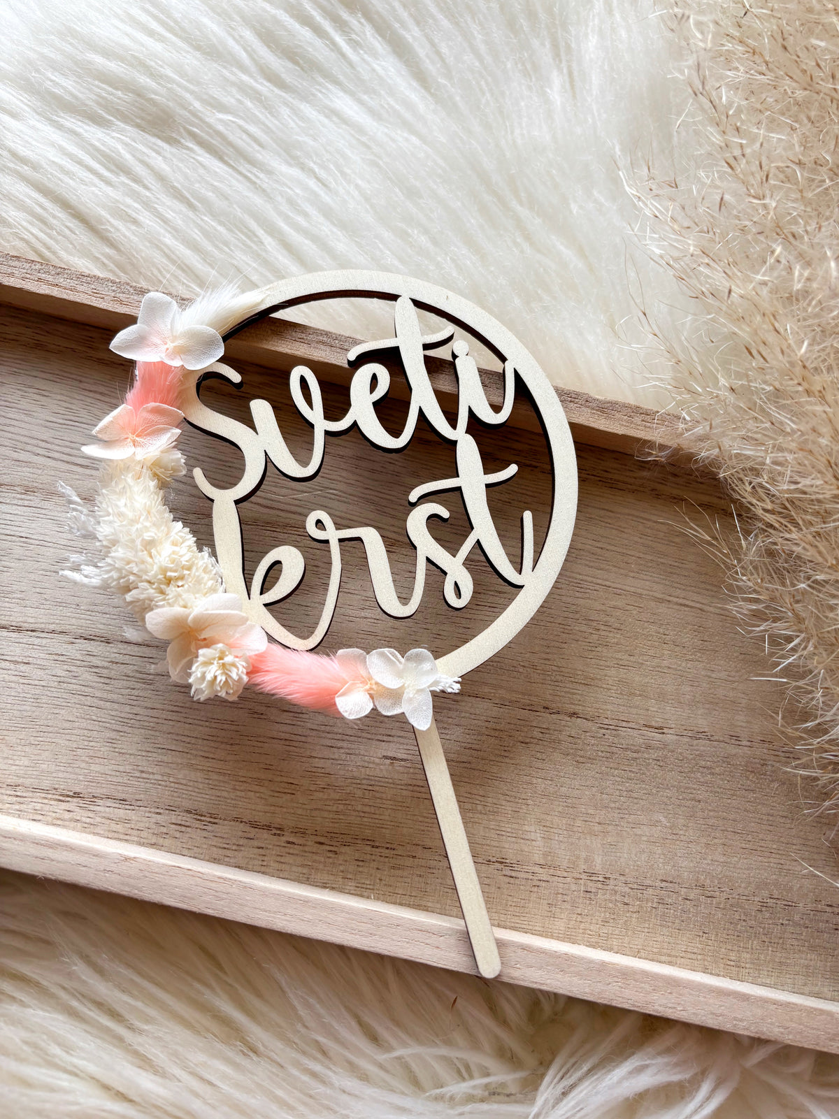 Lesen okrogli cake topper s suhim cvetjem